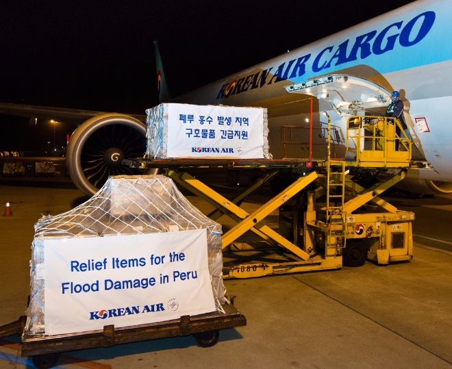 대한항공은 지난4월 페루 홍수로 큰 피해를 입은 이재민들을 위해 긴급 구호품을 보냈다. 사진=대한항공