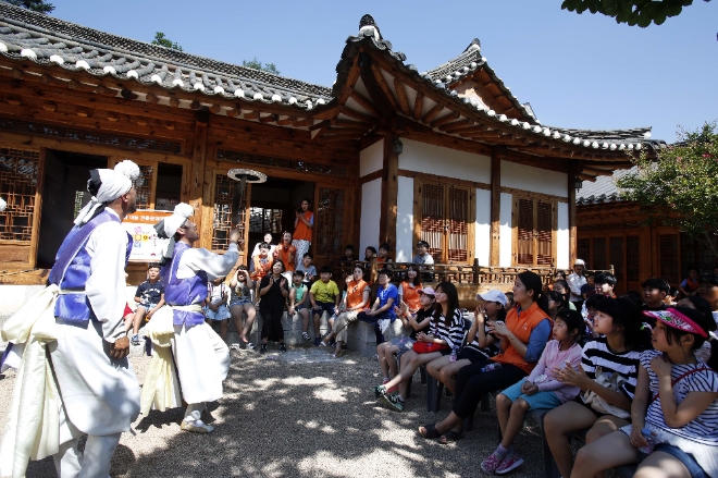 한화는 26일 오전 초등학생 100여명을 서울 종로구 부암동 인왕산 자락의 무계원으로 초청해 전통문화체험을 함께하는 시간을 가졌다. 사진=한화 