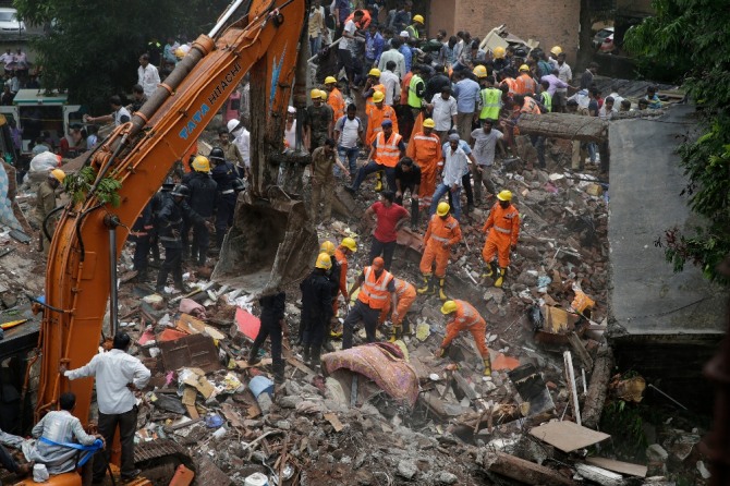 인도 뭄바이에서 5층 공동주택이 무너져 구조대원들이 중장비를 동원해 생존자를 구하고 있다. 사진=AP/뉴시스