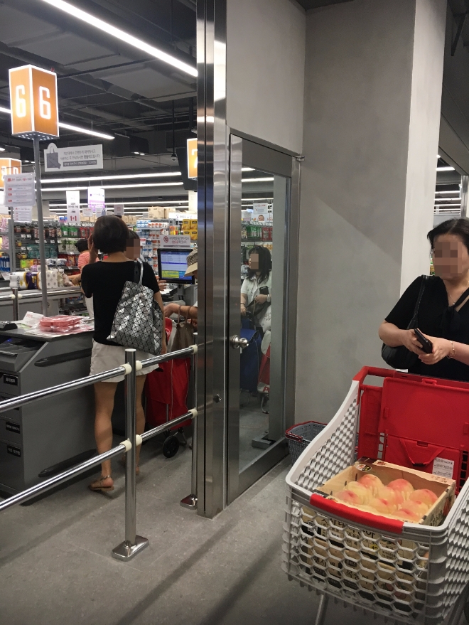 롯데마트 서초점 방화시설을 부실하게 관리되고 있다는 지적이 나왔다. 