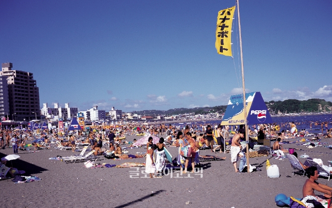 본격적인 여름휴가 시즌을 맞았지만 일본 여행 계획 시에는 해수욕장을 빼는 편이 좋을 수도 있다. NHK는 해안가 모래사장이 사라지고 이용객 감소가 잇따르며 일본 해수욕장 폐쇄 도미노 현상이 나타나고 있다고 전했다 / 자료=글로벌이코노믹