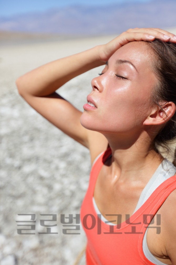 장마가 거의 끝나고 전국에 폭염경고와 주의보가 발령됐다. 부산 진주 대구 마산 광주 나주 등 지역이 특히 무더위가 심한 것으로 알려지고 있다.