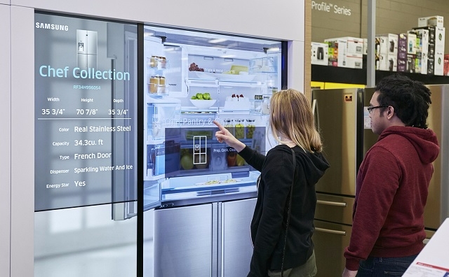 미국 라스베이거스에 위치한 베스트바이 매장에서 소비자들이 삼성전자의 ‘셰프컬렉션’ 냉장고를 체험하고 있다.