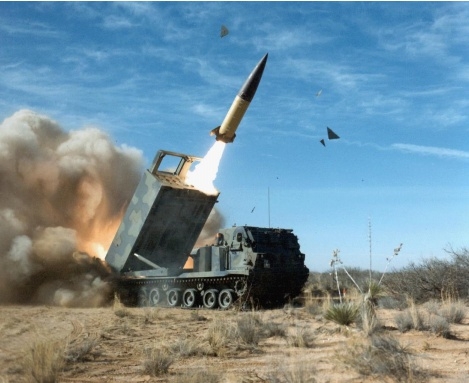 발사중인 에이타킴스 미사일. 에이타킴스는 내부에 수백에서 수십발의 자탄을 보유해 광범위한 면적을 초토화할 수 있다. 사진=록히드마틴