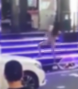 수원 유흥가에서 나체로 춤을 춘 여성이 검거됐다. 이 여성의 나체 댄스 영상이 급속도로 퍼지면서 파장이 일었다. 경찰은 현재 이 여성이 정신 이상 증세를 보이고 있다고 밝혔다.