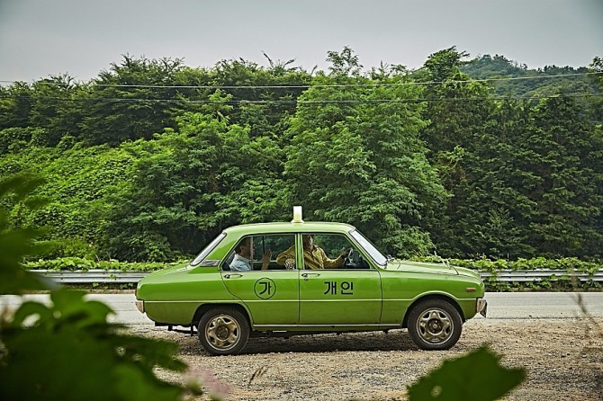 영화 택시운전사에서 배우 송강호는 1974년식 기아자동차 브리사를 운전한다. 
