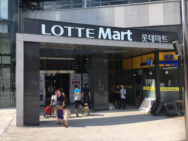 유통업계에서 파워블로거가 암행어사처럼 활약하고 있다. 지난달 27일, 28일 이틀간 총 50명의 파워블로거가 롯데마트 서초점을 찾았다. 이들은 롯데마트로부터 소정의 원고료를 받고 리뷰를 포털사이트 블로그를 통해 남겼다. 사진=한지명 기자.