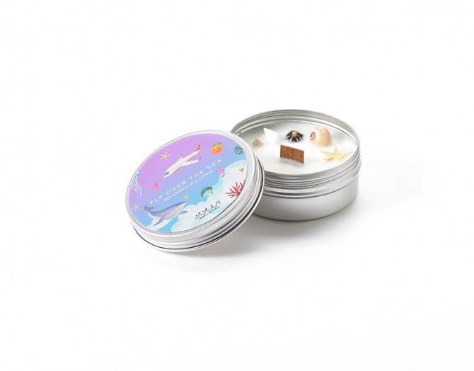 제주항공이 8월부터 기내 판매서비스인 에어카페를 통해 청정 제주의 향과 색을 활용한 제주 제주고둥 '제주바다캔들'과 바람소재 향수 'Breeze J'를 한정 판매한다고 1일 밝혔다. 사진=제주항공 