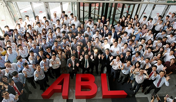 순레이 사장을 비롯한 ABL생명 직원들이 1일 서울 여의도 본사에서 ABL생명의 출범을 축하하고 있다.