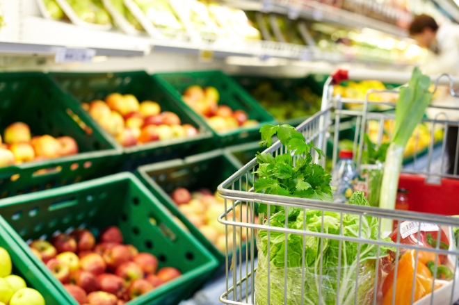 지난달 폭염과 장마 여파로 채소, 과일값이 1년 전보다 10% 넘게 오르며 소비자물가가 2.2% 상승했다.