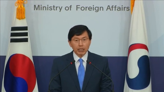 헨리 키신저 전 미국 국무장관의 북한 정권교체 및 미·중 사전 합의 발언과 관련 조준혁 외교부 대변인은 지난 1일  정례브리핑에서 한·미 간에 긴밀한 공조가 진행되고 있다며 한국 정부 소외설을 일축했다 / 사진=외교부 정례브리핑