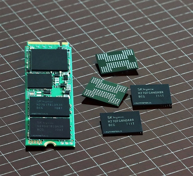 SK하이닉스가 최근 업계 최초로 개발한 72단 256GB TLC 3D 낸드플래시.