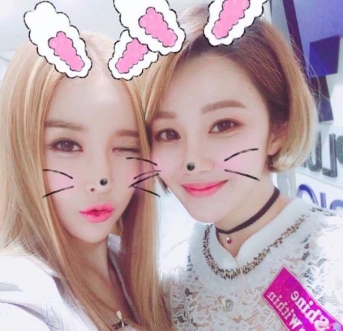 가수 길건이 과거 하리수와 미키정의 결혼에 남다른 우정을 보여 눈길을 끈다. /출처=길건 인스타그램