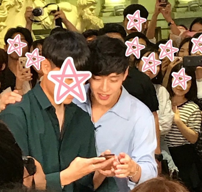 영화 ‘청년경찰’에서 호흡을 맞춘 배우 강하늘과 박서준이 연예가중계에 출연할 것으로 보인다. /출처=송파맘 카페