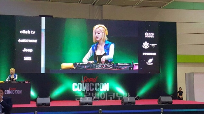 4일 '코믹콘 서울 2017' 개막식 식전 행사에서 DJ 소다가 EDM 음악을 디제잉 하고 있다.