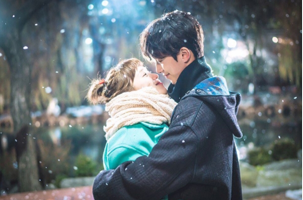남주혁과 이성경이 서로를 껴안은 채 미소를 짓고 있다. 사진=남주혁 인스타그램. 