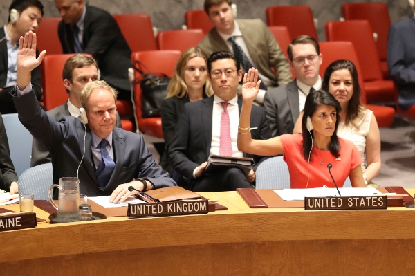 니키 헤일리 유엔 주재 미 대사(오른쪽)와 매슈 라이크로프트 영국 대사가 5일(한국시간 6일 새벽) 북한의 대륙간탄도미사일(ICBM) 시험발사와 관련한 새로운 대북 제재 결의안에 대한 거수 표결에서 손을 들어 찬성하고 있다. / 사진=뉴시스