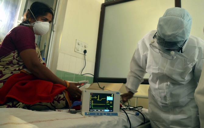 인도에서 대도시를 중심으로 신종플루가 확산되고 있다. 사진은 신종플루에 감염된 인도 여성이 지난 2015년 병원에서 치료를 받고 있는 모습이다.  사진=뉴시스