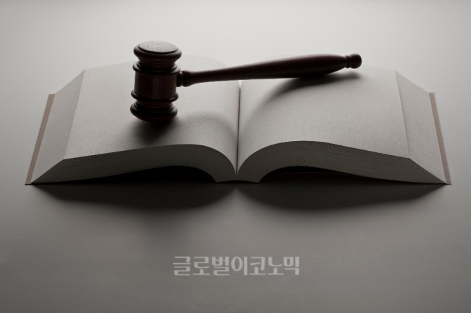 이재용 삼성전자 부회장에 대한 항소심 2차 공판이 19일 서울 서초구 서울고등법원에서 진행 중이다.