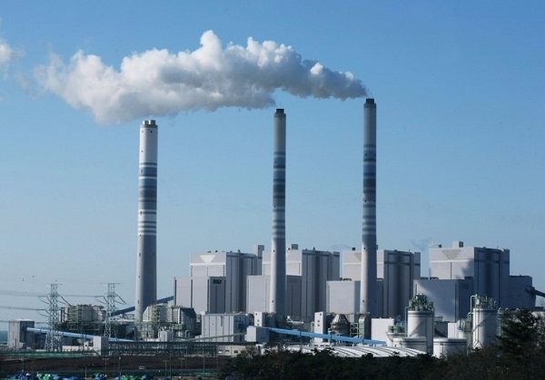 기획재정부가 석탄화력의 주연료인 발전용 유연탄에 붙는 개별소비세를 30원에서 36원으로 인상한다. 사진은 한국남동발전이 운영하는 영흥화력발전소 전경. 