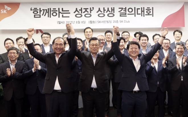 8일 서울 종로구 SK서린빌딩에서 열린 '함께하는 성장' 상생 결의대회에서 조대식 SK수펙스추구협의회 의장(사진 가운데)과 협력업체 비씨엔씨 김돈한 대표(조 의장 왼쪽), 유진테크 엄평용 대표(오른쪽) 등이 손을 맞잡고 동반성장을 다짐하고 있다. 사진=SK