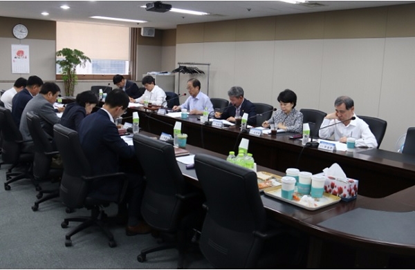 문재인 정부가 사용후핵연료(고준위 방사성폐기물) 관리 계획을 검토한다. 사진은 지난 2015년 5월 1일 열린 공론화위원회 회의.