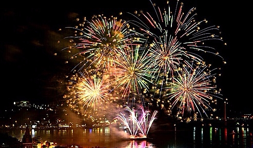 제2회 여수밤바다 불꽃축제가 11일과 12일 전남 여수시 중앙동 이순신광장 및 장군도 해상에서 열린다./뉴시스