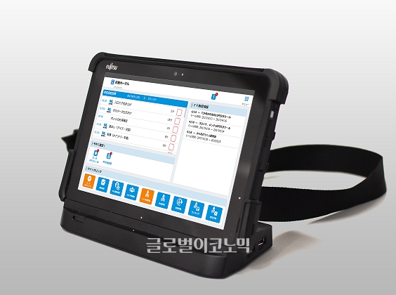 로손이 일본 편의점 업계 최초로 도입한 자동 거스름돈 지급을 겸한 태블릿 POS. 자료=로손