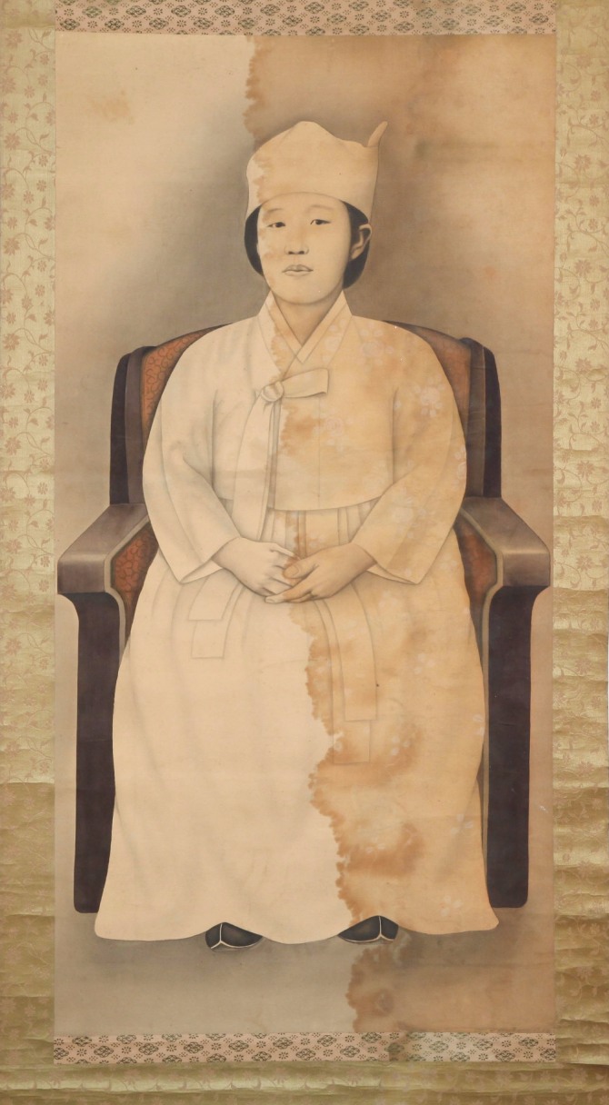 서울 종로구 다보성갤러리는 광복 72주년을 맞이해 14일 개막한 특별전에서 평상복 차림의 '전(傳) 명성황후 초상'을 공개했다. 사진=뉴시스 
