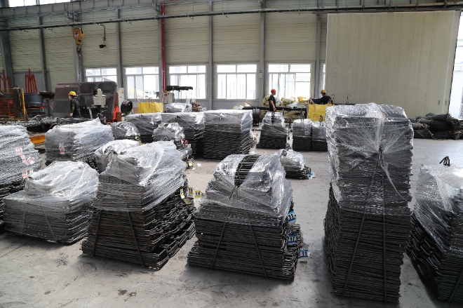 금문철강 직원들이 토목, 건축현장에 사용될 철근을 1차 가공한 뒤 제품을 출하하고 있다. 