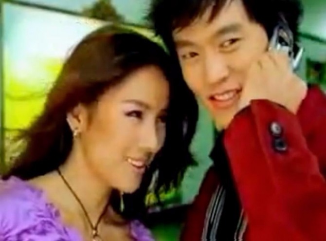 '작업 중이야'라는 유행어를 남긴 가수 이효리(왼쪽)와 배우 이서진의 2003년 애니콜 광고.