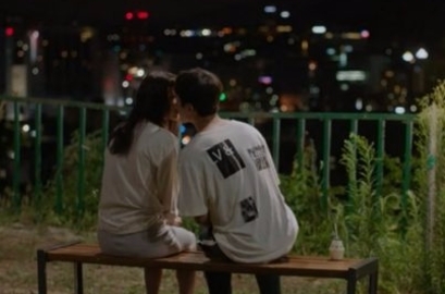 16일 방송된 SBS 수목드라마 '다시 만난 세계'에서 정정원(이연희)는 성해성(여진구) 두 사람의 달콤한 키스장면이 전파를 타며 시청자들을 설레게 했다. 사진=SBS