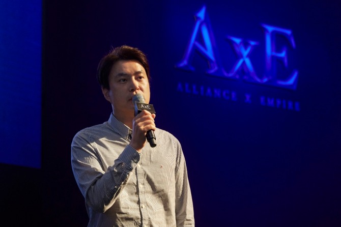 17일 서초구 그랜드인터컨티넨탈 서울파르나스5층 그랜드블룸 홀에서 넥슨의 신작 MMORPG 'AxE(Aliiance X Empire)' 미디어 쇼케이스가 열렸다. 넥슨레드 김대훤 대표가 액스를 소개하고 있다.