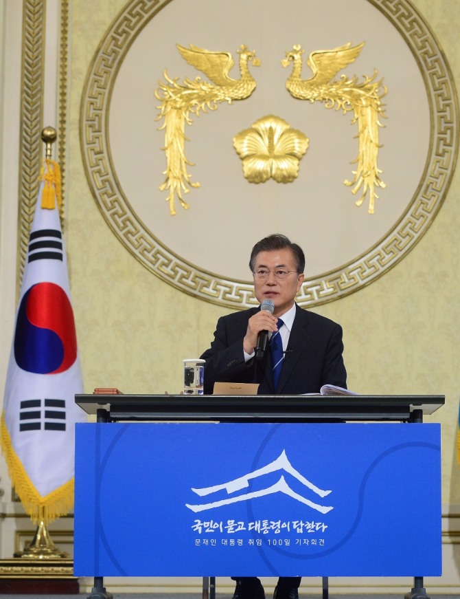 17일 문재인 대통령은 취임 100일 기자회견 자리에서 세재개편 방안에 대한 기자들과의 질의응답 시간을 가졌다. 사진=뉴시스