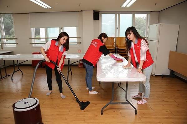 ABL생명 직원과 인턴 학생들이 17일 서울 강서구 소재 지온보육원에서 봉사활동을 하고 있다.