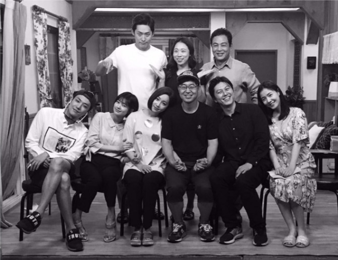 이미도가 17일 자신의 SNS를 통해 KBS2 주말드라마 '아버지가 이상해' 세트장 막방 촬영 소식을 전했다. 사진=이미도 인스타그램 캡처