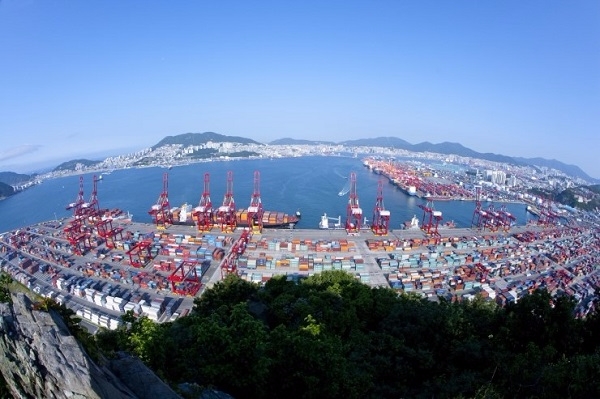 한국이 2분기 수출증가율 16.8%를 기록했다.  