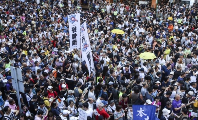 홍콩에서 2014년의 민주화 운동을 주도했던 주동자 3명을 실형으로 선고한 법원의 판결에 항의하며 2만2000명이 대법원까지 행진하는 대규모 시위가 전개됐다. 자료= SCMP