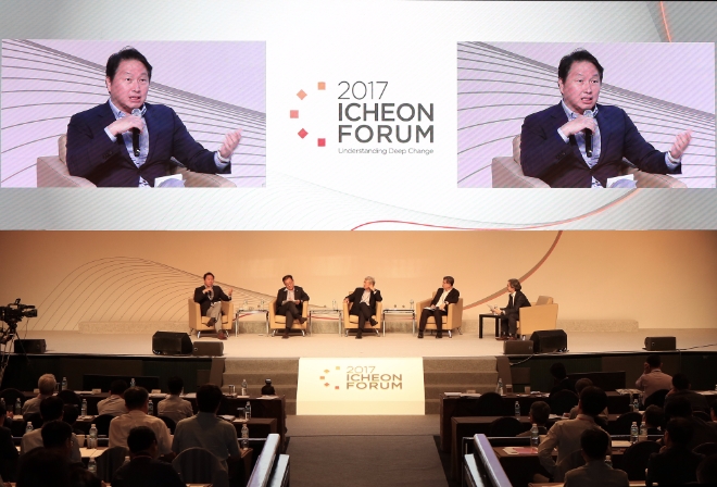 21일 서울 광장동 워커힐 호텔에서 시작된 제1회 이천포럼에서 박홍근 미 하버드대 교수(화학)가 포럼 첫날 강연을 하고 있다. 사진=SK