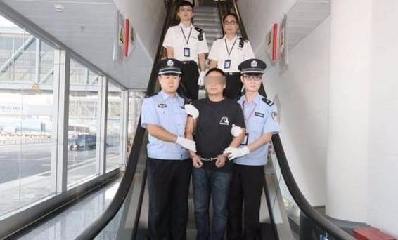 져우셔우왕 창업자 지원홍이 4억3800만위안 규모의 밀수 혐의로 인도네시아에서 체포되어 중국으로 송환됐다. 자료=중국해관