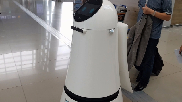 인천국제공항에 배치된 LG전자 무인청소로봇 '에어스타'. 사진=유호승 기자