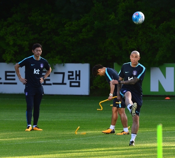  신태용호 1기 대표팀이 21일 오후 경기도 파주시 파주 트레이닝센터(NFC)에 소집되어 김남일 코치가 차두리 코치가 훈련 전 볼을 공을 차는 모습을 지켜보고 있다./뉴시스