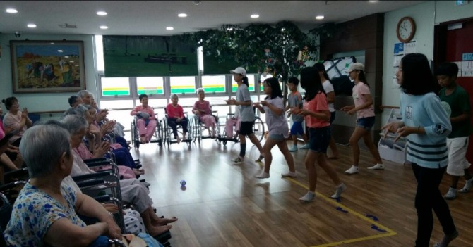 부안군방과후아카데미 학생들이 노인요양원을 찾아 공연을 펼치고 있다.