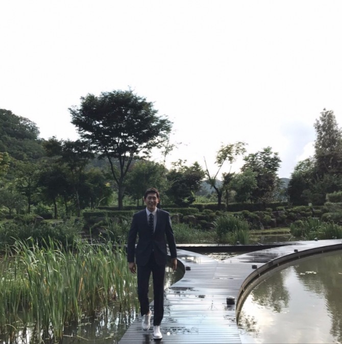 민진웅이 22일 오후 공개한 KBS2 주말드라마 '아버지가 이상해' 비하인드 컷. 바가 오는 가운데 마지막 촬영까지 최선을 다하는 분위기를 엿볼 수 있다. 사진=민진웅 인스타그램 캡처