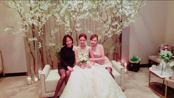 지난 2016년 슈가 출신 연기자 황정음 결혼식에 참석한 아이유. 사진=아이유 인스타그램 캡처