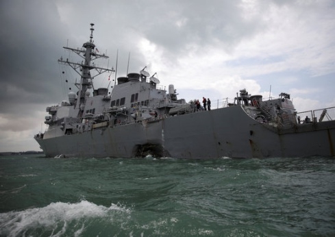 지난 21일 싱가포르 동쪽 믈라카 해협에서 라이베리아 유조선과 충돌해 10명의 수병이 실종된 7함대 소속 존 S. 매케인함에서 일부 시신이 발견됐다. 미 해군은 잇단 충돌 사고 책임을 물어 7함대 소속 조지프 오코인 사령관을 해임한다고 밝혔다 / 사진=로이터/뉴스1