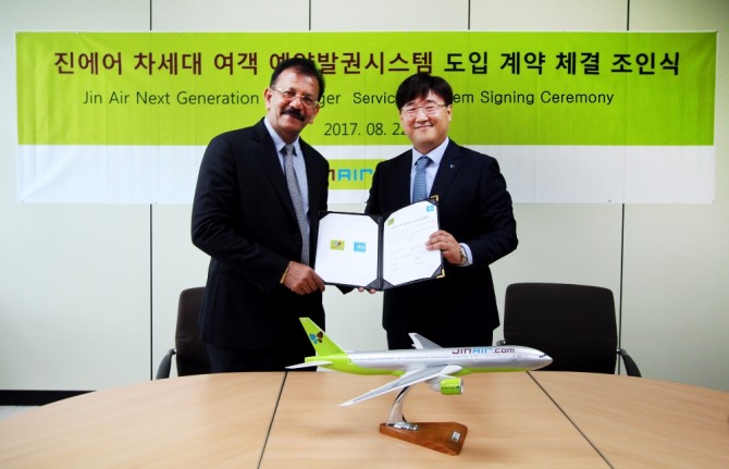 진에어는 22일 서울 등촌동 본사에서 세계적인 항공 IT 서비스 업체 IBS와 아이플라이 레스(iFlyRes) 여객서비스시스템(Passenger Services System; PSS) 도입 계약을 체결했다고 23일 밝혔다. 사진=진에어 