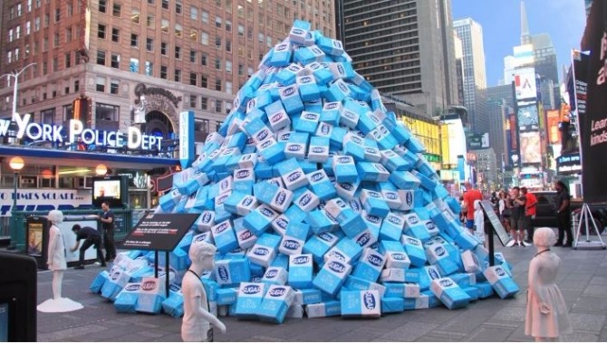 카인드 스낵이 뉴욕 타임스퀘어에 설치한 설탕 5만파운드. 미국의 어린이들이 하루에 섭취하는 설탕 양이다. 자료=카인드 스낵