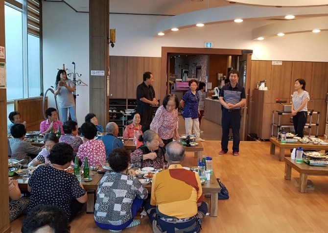 전북 정읍시 단풍미인한우홍보관 유종대 대표가 어르신들을 초청해 식사대접을 하고 있다.정읍시=제공