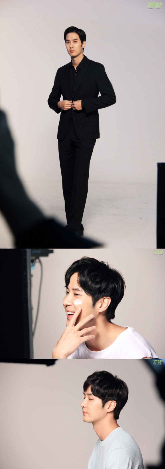 배우 김지석의 상큼한 미소가 돋보이는 3색 매력이 담긴 비하인드 컷이 23일 공개돼 여심을 저격했다. 사진=제이스타즈 엔터테인먼트 제공